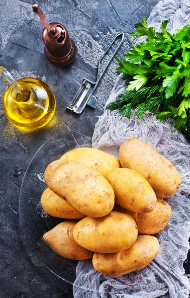 Сира картопля на кухонному столі — стокове фото