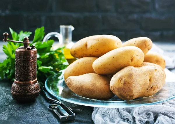 Сырой картофель на кухонном столе — стоковое фото