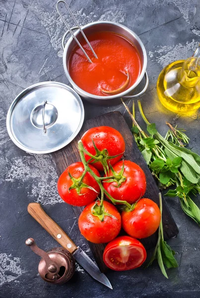 Tomatensoep en tomaten — Stockfoto