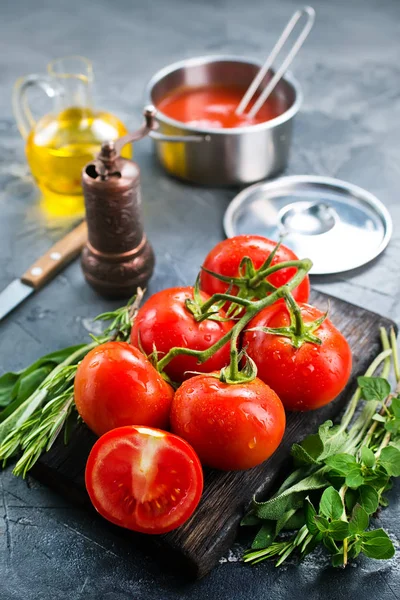 Mutfak masasında taze domatesler — Stok fotoğraf
