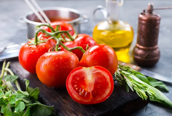 Mutfak masasında taze domatesler — Stok fotoğraf