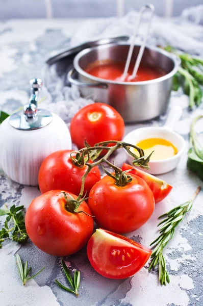 Verse tomaten op keukentafel — Stockfoto