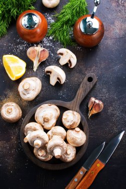 mutfak masasının üzerinde mantar