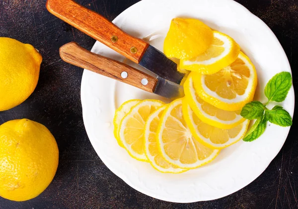 Limones frescos con menta —  Fotos de Stock