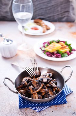 metal plaka üzerinde mantar