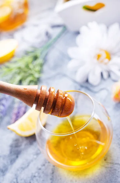 Miel dulce en vidrio —  Fotos de Stock