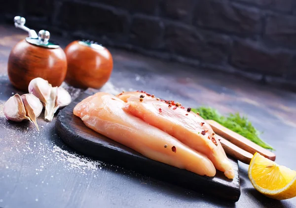 plaka üzerinde çiğ tavuk fileto