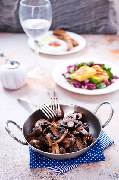 metal plaka üzerinde mantar