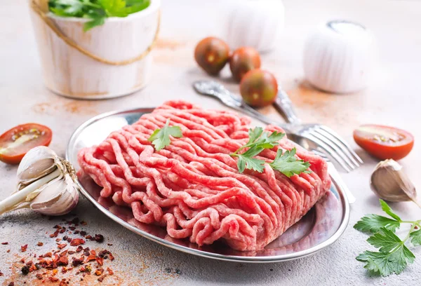 Carne tocată pe masa de bucătărie — Fotografie, imagine de stoc