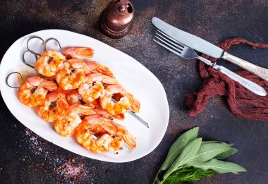 Beyaz tabakta kızarmış karides. 