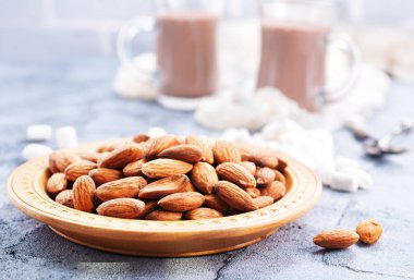 Taş Masa üzerinde kızarmış badem