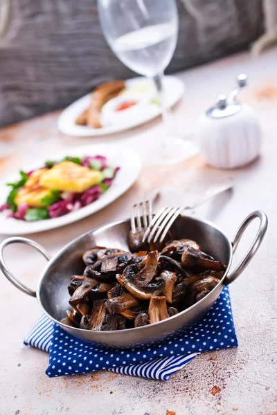 Champignons frits sur la table de cuisine — Photo