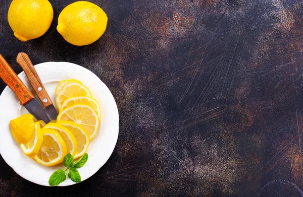 Frische Zitronen mit Minze — Stockfoto