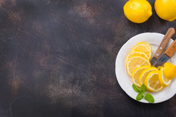 新鮮なレモンとミントを葉します。 — ストック写真