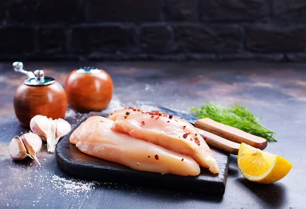 plaka üzerinde çiğ tavuk fileto