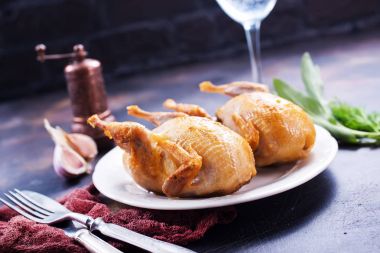 Taş Masa üzerinde kızarmış bıldırcın