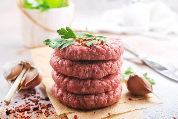 mutfak masasının üzerinde ham Beşamel sos