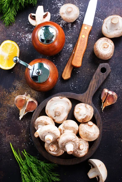 Champignons sur la table de cuisine — Photo