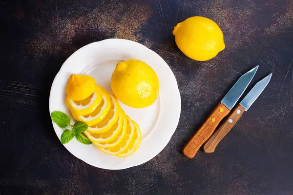 Färska citroner med mynta blad — Stockfoto