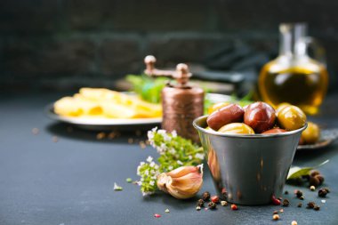 Zeytin baharat ve sarımsak ile 