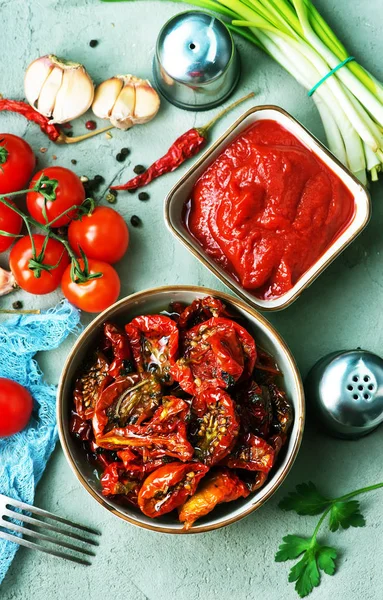 Gegrillte Tomaten in Schüsseln — Stockfoto