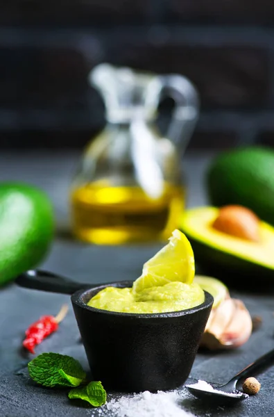 Миска з соусом авокадо — стокове фото