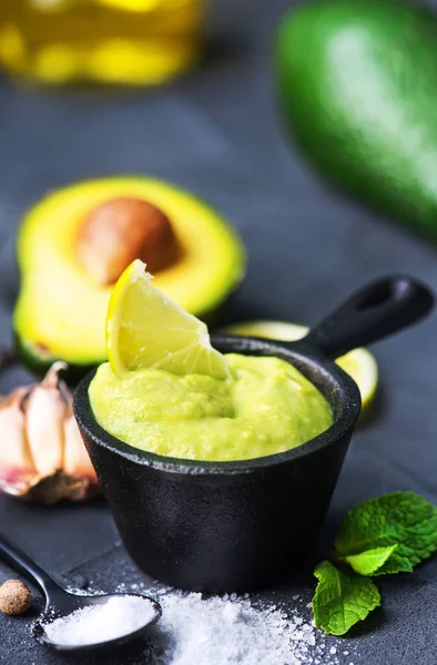 Bowl of avocado sauce — Stock Photo, Image