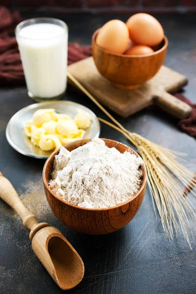 Ingredientes para hornear en la mesa —  Fotos de Stock