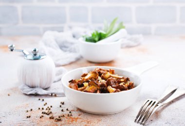 kabın içinde kızarmış yağlı mantar