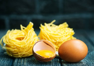 çiğ yumurta noodles
