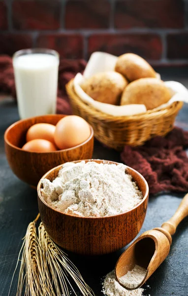 Ingredientes para hornear en la mesa —  Fotos de Stock