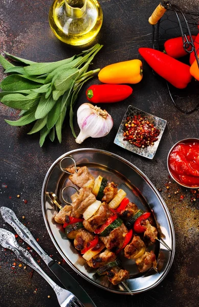 Et ve sebzeli şişler.