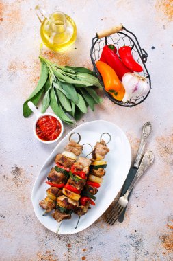 Et ve sebzeli şişler.