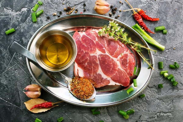 Сире м'ясо зі спеціями — стокове фото