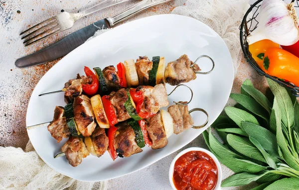 Skewers with meat and vegetables — Stock Photo, Image