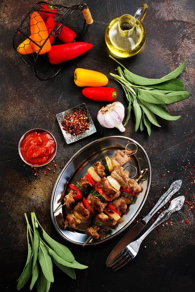 Et ve sebzeli şişler.