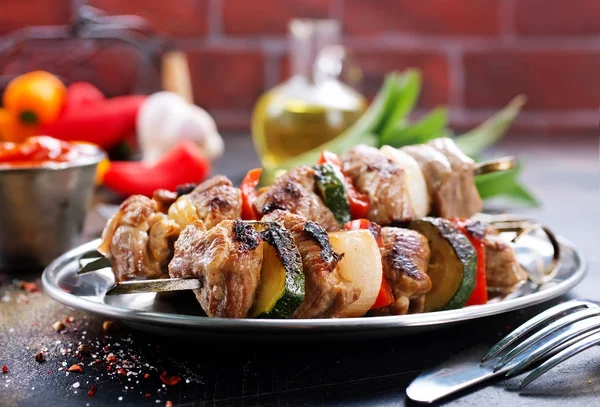 Brochetas con carne y verduras —  Fotos de Stock