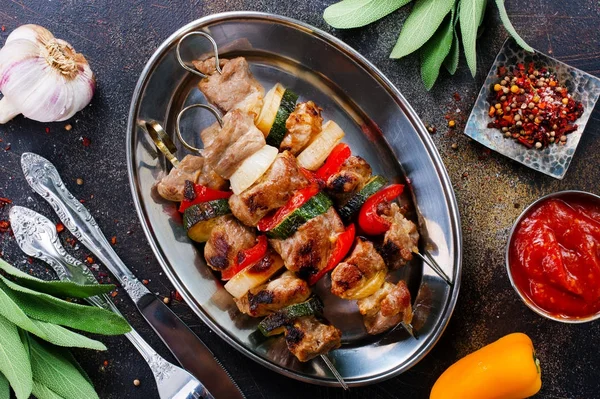 Et ve sebzeli şişler.