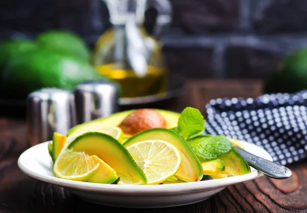 Salat mit Avocado und Limette — Stockfoto