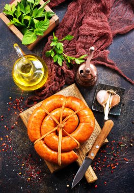 ahşap tahta üzerinde sosis