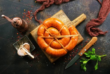 ahşap tahta üzerinde sosis