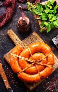 ahşap tahta üzerinde sosis