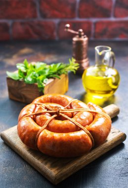 ahşap tahta üzerinde sosis