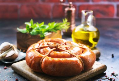 ahşap tahta üzerinde sosis