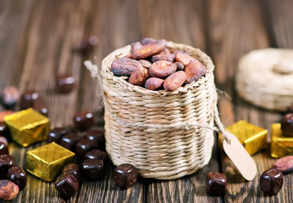 Ziarna kakaowe w wiklinowym koszu — Zdjęcie stockowe