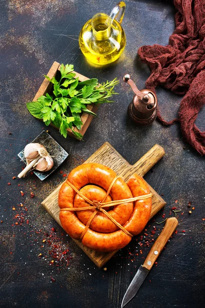 ahşap tahta üzerinde sosis