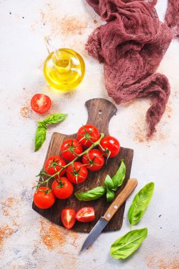 Şube olgun domates ile 