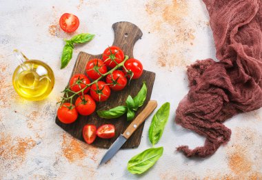 Şube olgun domates ile 