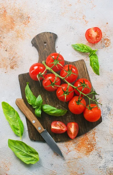 Rama con tomates maduros —  Fotos de Stock