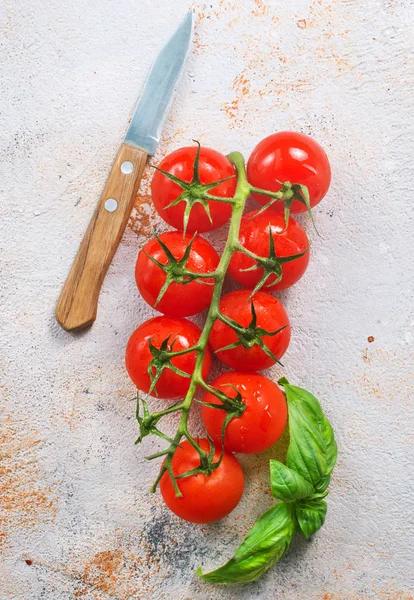 Rama con tomates maduros —  Fotos de Stock
